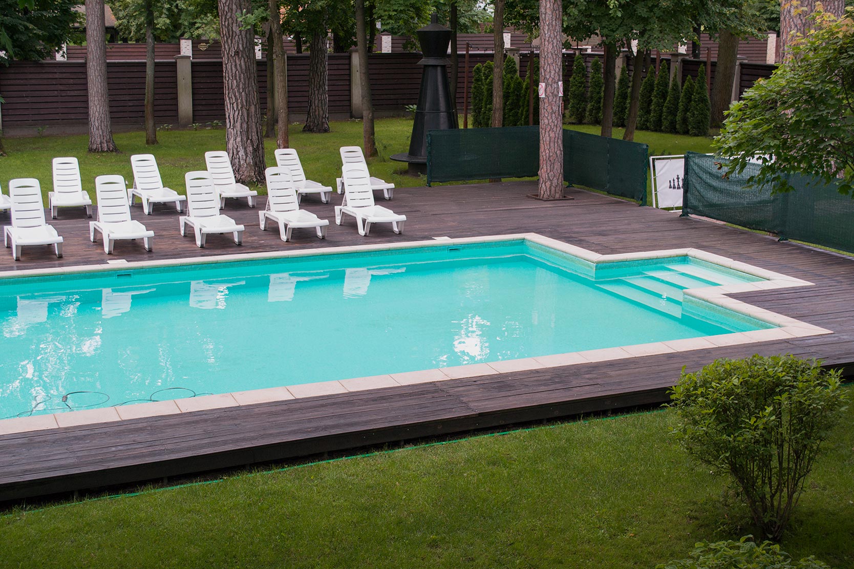 Басейн Буча Ірпінь просто неба. Заміський комплекс Victoria Park Hotel у Бучі